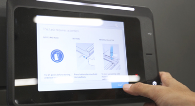 弊社のSLS機は大型で操作するのは結構な肉体労働になりますが、HP Jet Fusion 3Dであれば、女性スタッフでも簡単にオペレートすることができます。