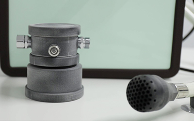 HP Jet Fusion 3Dプリンターで造形したものを、最終製品としてリリースするには大きな課題がありました。それは、造形する場所により、強度や形が変わってしまうというところ。これまでの射出成形には無い問題でした。私たちは造形部品の試験片を作り、それを様々な形で色々な場所に配置し、どの条件でどのくらい強度が落ちるのかなどをテスト。そのデータを把握し造形時の条件を詰めることで、最終製品としての十分な品質と強度というものを実現しました。
