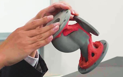 様々な有機的デザインの造形データをお客様にご用意頂く場合もございますが、弊社で設計してご提案させて頂くこともございます。その場合、設計した３Dデータで提供するよりも立体造形物があるほうが実際に手に取って大きさや形状などを直接確認することができます。既存の工程で造形物を実際に活用してみることで、使い勝手や治工具の回り具合などを検証することができ、お客様自身での検討速度があがります。