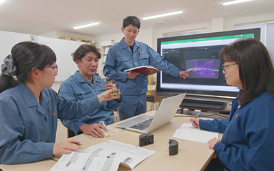 活用してまだ半年程度ですが、3Dプリンターで実現できることが多いと実感しています。例えば、新規立ち上げ製品でのNC旋盤治具の作成が、従来は2日かかっていましたが、3Dプリンター導入により半日で治具作成ができるようになるなど、立ち上げ時間が大幅に短縮することができました。これにより、新規顧客の獲得や既存のお客様への対応が非常にやりやすくなり事業拡大にもつながっております。また、実際3Dプリンターを導入してからは、製造部からの改善提案の数が大きく伸びました。トライアンドエラーをしやすい職場環境になったことで、仕事のやりがいや楽しさをより実感しやすい職場にすることができたのではと考えています。