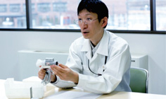 画像：手に取って確認できるから、品質向上に繋がる。
