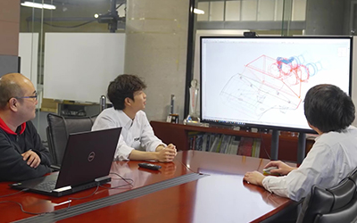現在は保有していた3Dプリンターのメーカーサポートが終了して交換部品が入手できなくなり、自社での運用はしていません。しかし3Dプリンターは治具製作や短納期で製作するためには必要不可欠であったために試作業者さんへ製作を依頼していましたが、使用したい3Dプリンターを調べてお願いしても弊社で使用したい造形材料が対応していなかったり、納期やコストなど条件が合わず苦労していました。かなりタイトな納期の中で発注先を探す状況において、リコーさんは使用したい3Dプリンターや材料も対応でき、すでに取引口座もあったので事務処理もスムーズでした。リコーさんは見積回答が早い点や、造形物や用途に合わせて造形方式や造形材料の提案、急いでいる場合は納期を短縮する方法を提案頂けるといった点が魅力です。また、空力検討の初期段階では形状を確定しきれないため、厚みのないサーフェスモデルで設計を進めていくことが多いのですが、複雑な3D曲面の場合、簡単に厚みを設定できない場合もあり作業工数をとられていましたが、リコーさんに厚み設定まで対応して造形してもらえるので、大幅な工数削減につながりました。