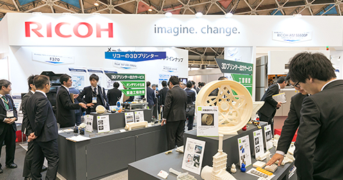 画像1：自社ブランドのハイエンドモデルはもちろんお客様のデータを出力する「サービス」を紹介するリコーブース
