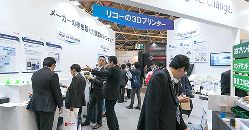 画像3：自社ブランドのハイエンドモデルはもちろんお客様のデータを出力する「サービス」を紹介するリコーブース