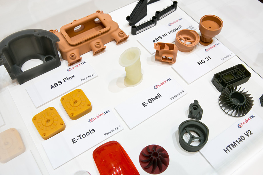 画像4：ドイツ、アメリカ製の3D プリンターを新たに披露。社内外の実例も造形サンプルと共にご案内したリコーブース