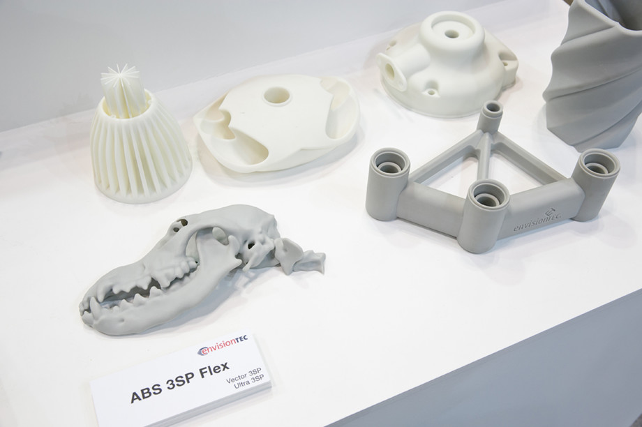画像1：新たに販売開始予定の海外製3Dプリンターを披露。より広い選択肢を用意し、ものづくり改革を支援