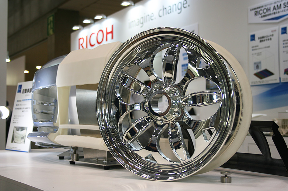 画像1：実用実験に対応でき、大型パーツも造形できるリコー自社ブランド「RICOH AM S5500P」