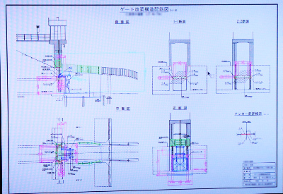 構造物の設計に際しては、お客様や関係者と2次元の図面や2次元CAD（2D CAD）の画面を用いて、説明を行ったり、協議を行っていました。2次元の図面やCADを見て、3次元の構造物の状態を頭の中に描くという作業が必要となるため、参加者のスキルによってはお互いに同じ図面等を見ていても実際に頭の中に描かれている構造物が違っていたり、2次元図面上で指を指して話しをしていても実は全然違うところをそれぞれがイメージしていることがあり、意見交換や説明したことが正確に伝えられないことや、イメージの齟齬が発生することがありました。そこで、直近数年取り組んできた3次元の設計データを活用して、3Dプリンターで作ってみてはどうかということで、3Dプリンターで模型を製作してみることにしました。
