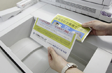 出力の3つ折りやZ折りが可能な「紙折りユニット」