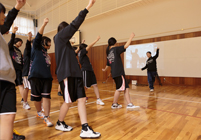画像：ダンスの授業でも超短焦点プロジェクターが活躍。