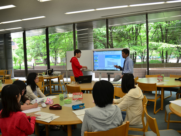 新村准教授のゼミ指導風景