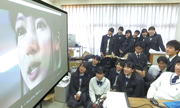 画像：放送部で映像をプロジェクターの大画面でチェックしている様子