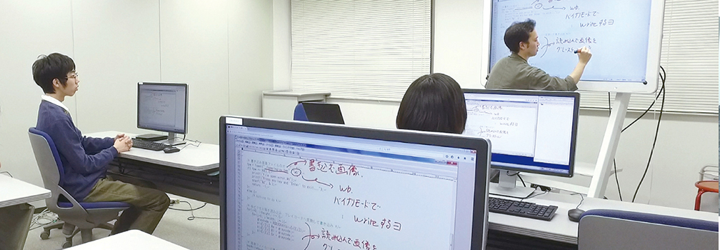 画像：IWBに搭載されているWEBブラウザで画面共有する機能を使って、受講者のPCにIWBの画面を表示。