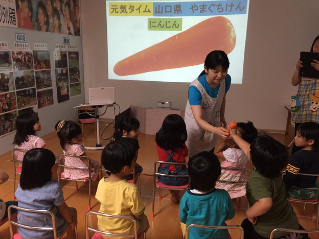 画像：超短焦点プロジェクターを使った保育風景