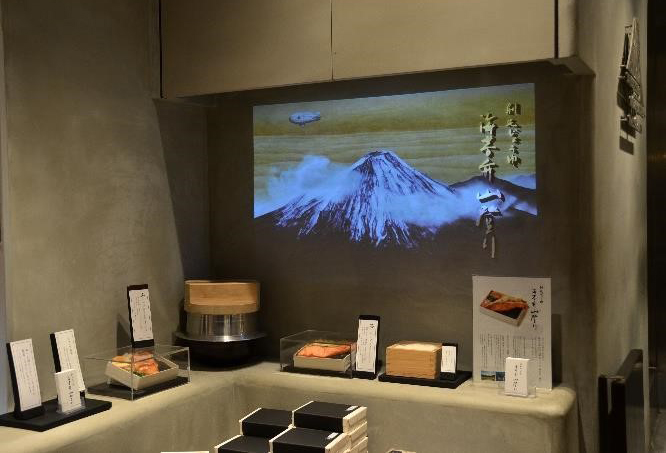 画像：GINZA SIX店では、限りあるスペースにプロジェクターを設置。リコーの超短焦点プロジェクターだからできた店舗演出。