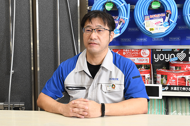 画像：株式会社トヨックス 流体輸送事業マーケティング営業本部 流通営業部 営業業務・業務改革グループ 課長 金山 勝裕 様