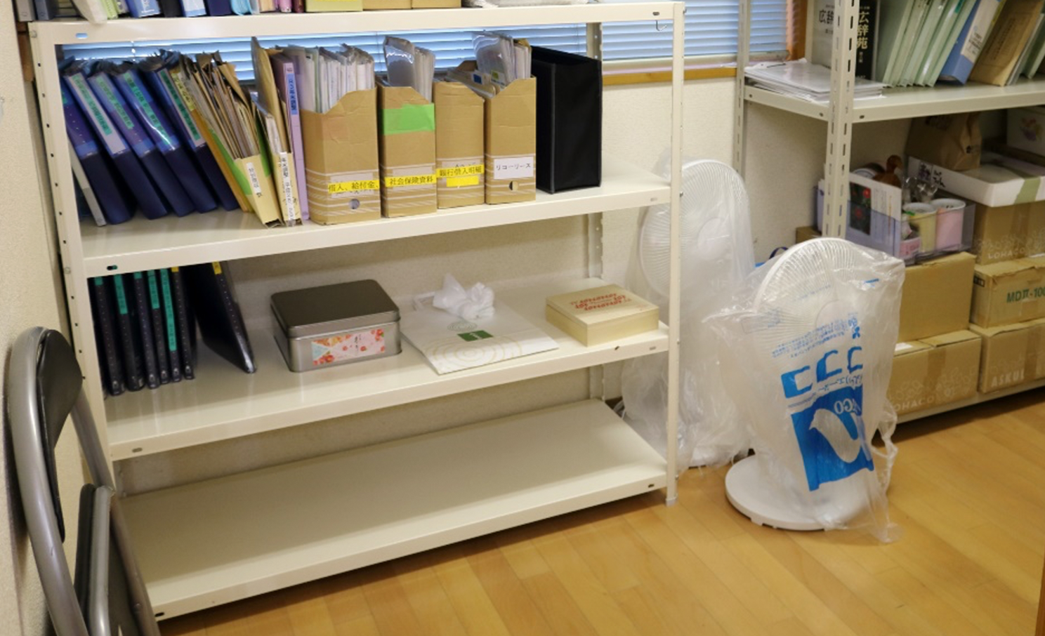 画像：水害に備え、書類棚の下2段は重要なものを置かないようにしている