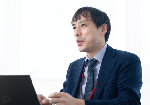 画像：教育研究支援グループ 教務課課長補佐　青砥 光一 様