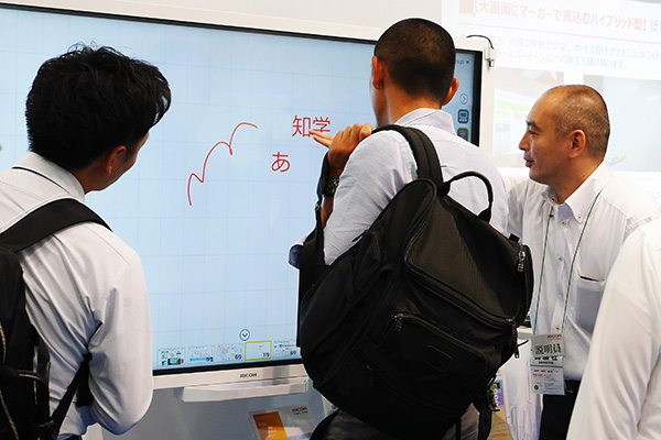 画像1：インタラクティブホワイトボード(電子黒板) Interactive Whiteboard D6510を紹介している様子