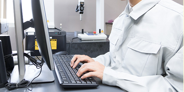 画像：PCを使用する人