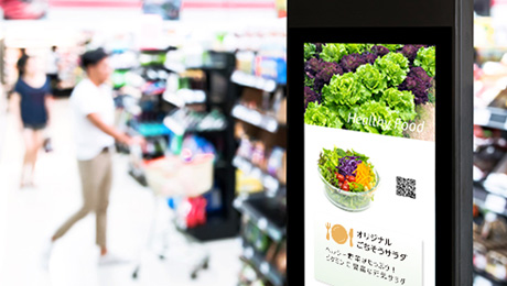 店頭に設置しているデジタルサイネージ