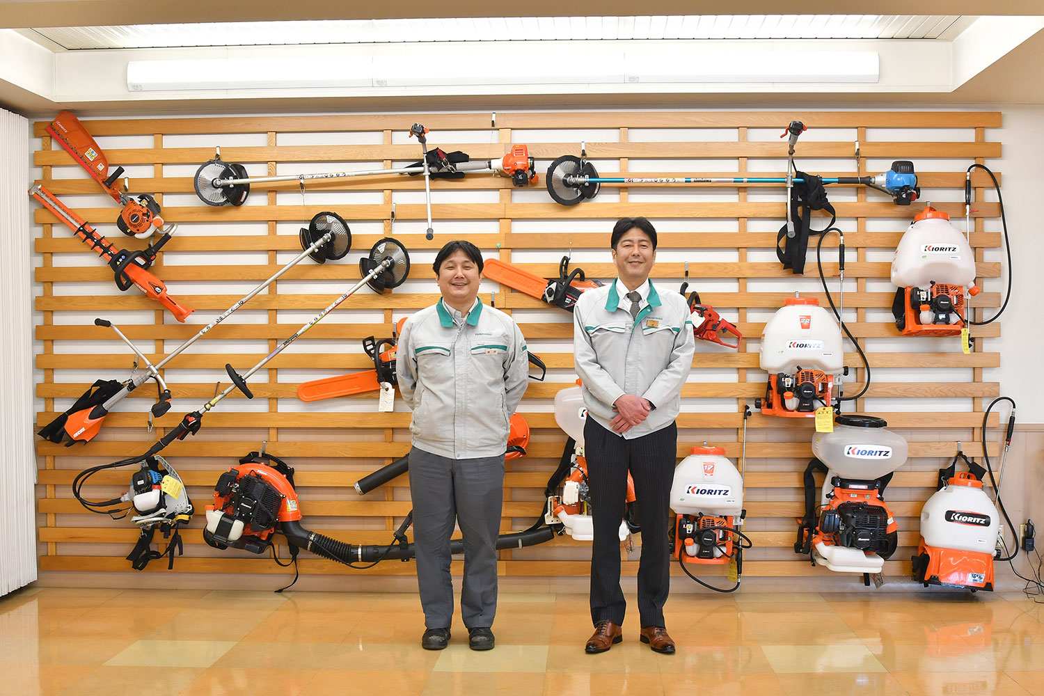 写真右：株式会社やまびこ　管理本部　総務部　総務課長　櫻 賢二 様　　写真左：株式会社やまびこ　生産本部　横須賀事業所 　管理課　庶務環境係　楢原 高行 様