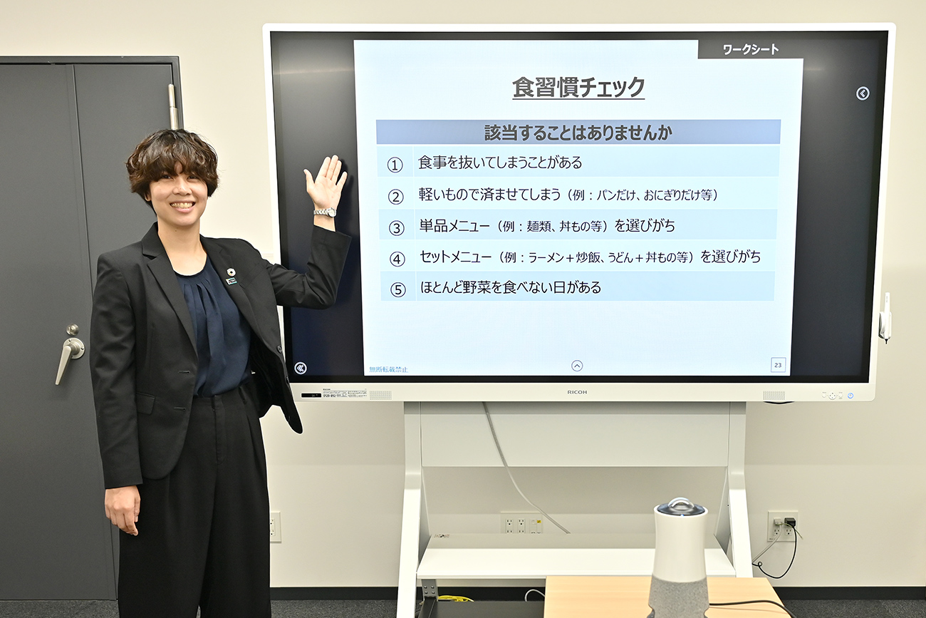 RICOH Interactive Whiteboardの大画面に資料を投影しオンラインセミナーを行うことも検討中。