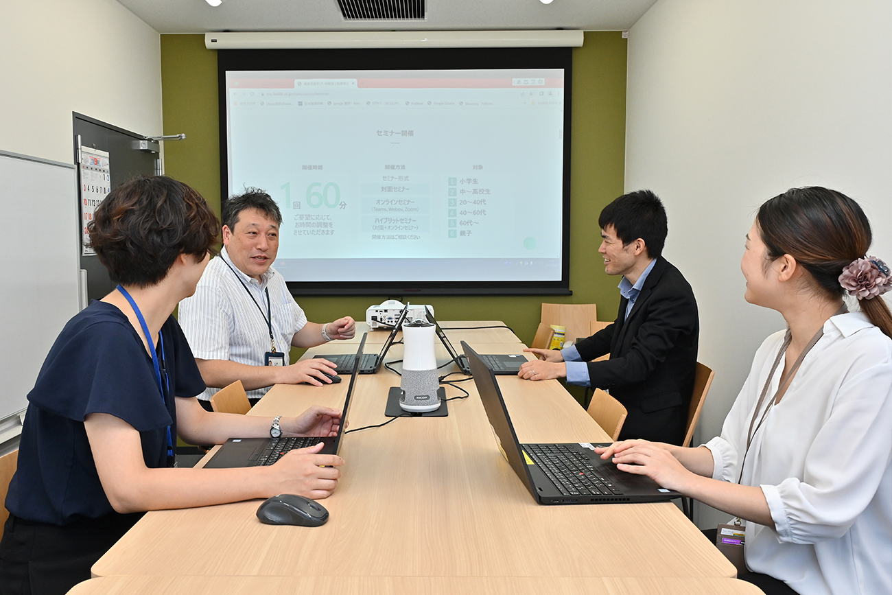 RICOH Meeting 360 V1をテーブルの中央に設置
