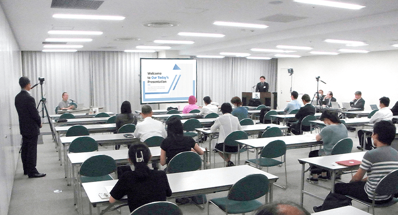 画像：新適塾の会場の様子※画面はハメコミ合成です