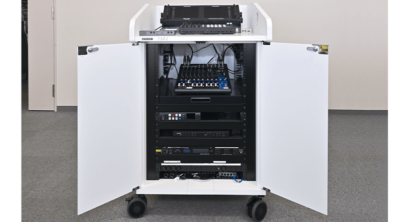 画像：コンパクトなワゴンに機材一式を集約