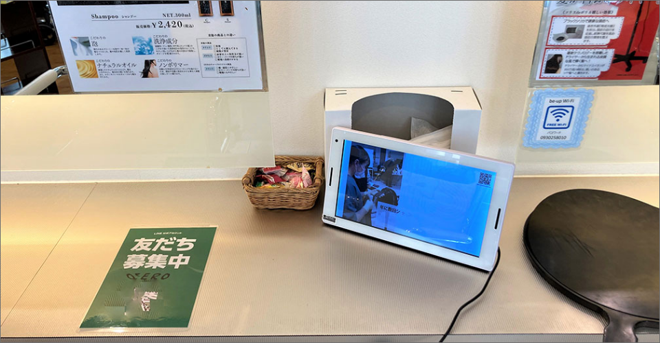 各席に設置された電子POPの写真