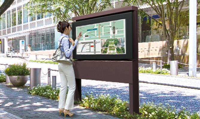 歩道に設置された道案内を表示しているデジタルサイネージ