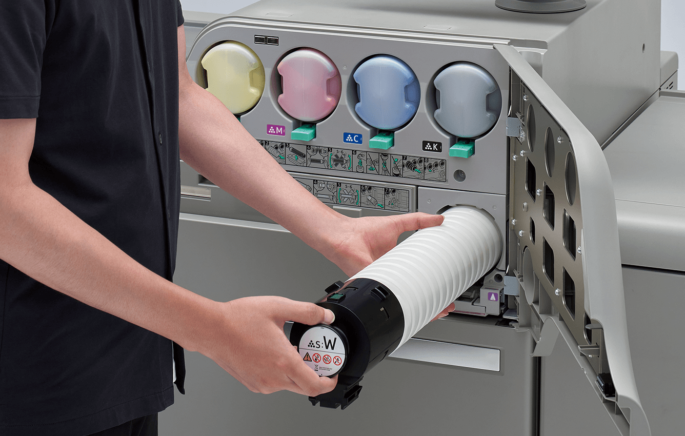 画像：稼働中にトナーボトル交換が可能