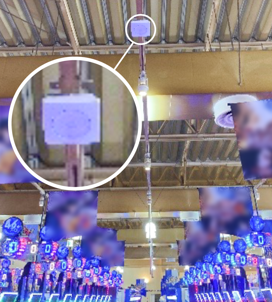 店舗の天井から吊り下げられたアクセスポイント